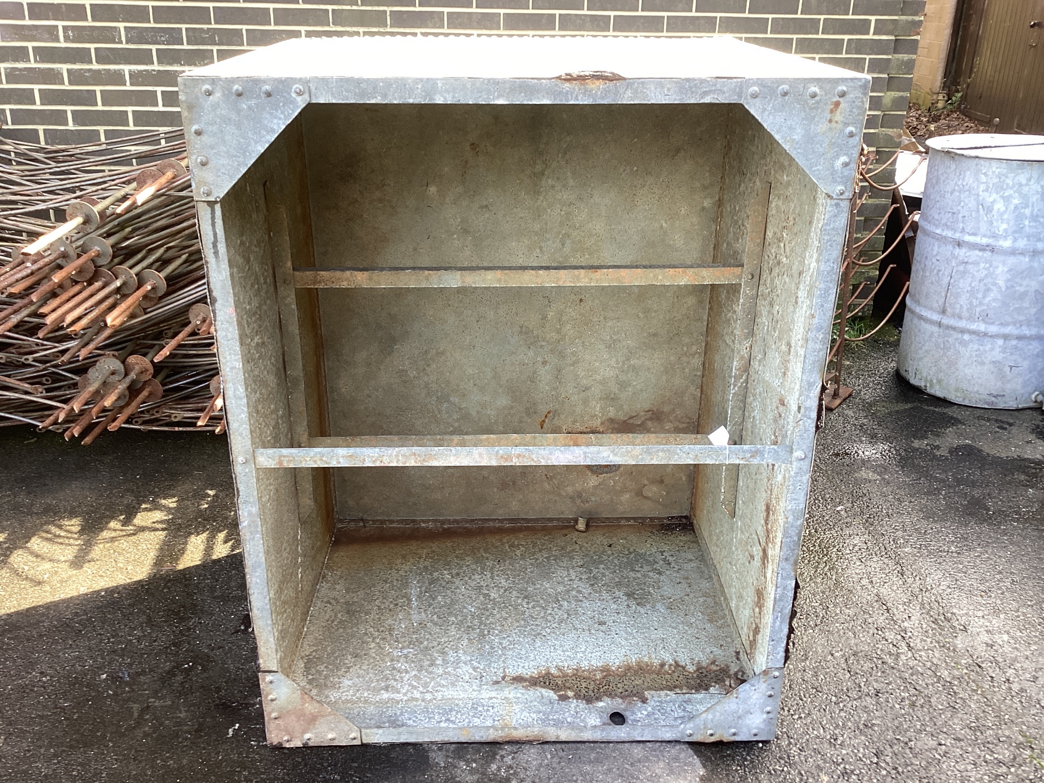 A large rectangular galvanised tank, width 137cm, depth 108cm, height 91cm.